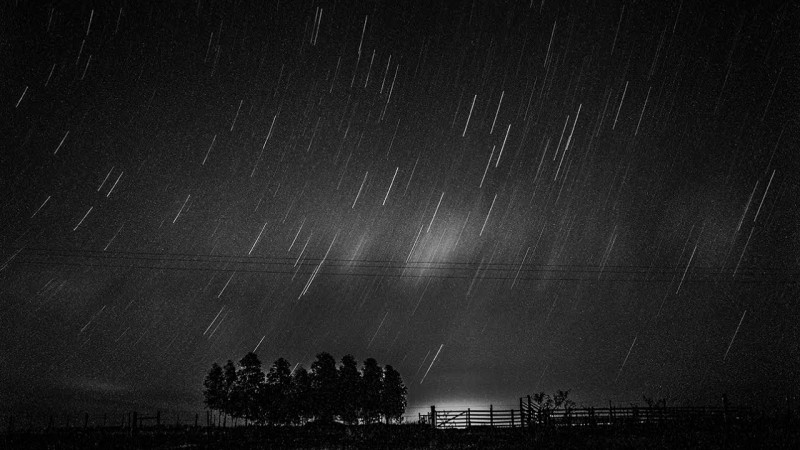 Mostra exibe fotos noturnas do céu do pampa sob efeitos da natureza