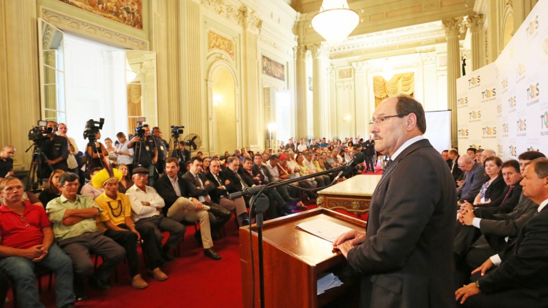 PORTO ALEGRE, RS, BRASIL 30.03.2017: Em ato no Palácio Piratini, a direção da Emater/ Ascar, conveniada da Secretaria do Desenvolvimento Rural, teve renovado o certificado de filantropia. O ato contou com a presença do governador José Ivo Sartori e do