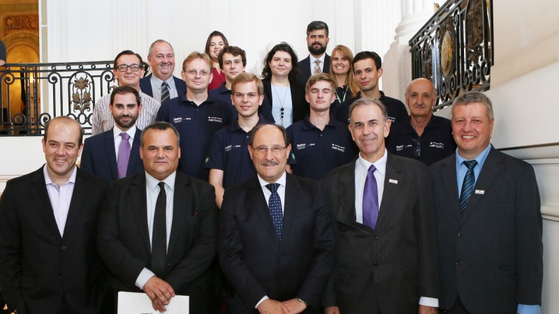 PORTO ALEGRE, RS, BRASIL, 30.03.2017: Nesta quinta -feira (30), o governador José Ivo Sartori recebeu a visita da Delegação Brasileira de Estudantes que representará o Brasil em feiras na Espanha e nos Estados Unidos. Os representantes receberam o