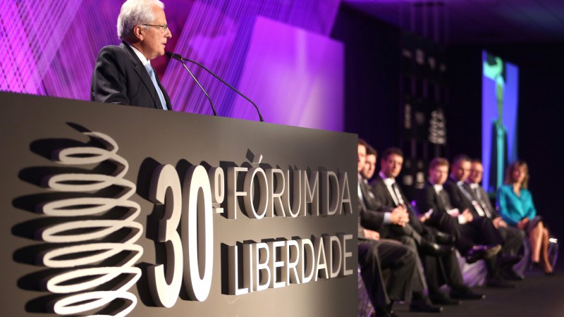 PORTO ALEGRE, RS, BRASIL 10.04.2017: O governador em exercício, José Paulo Cairoli, participou, na tarde desta quarta-feira (10), no Centro de Eventos da PUC RS, na capital, da cerimônia de abertura da 30ª Edição do Fórum da Liberdade. O evento, que é um