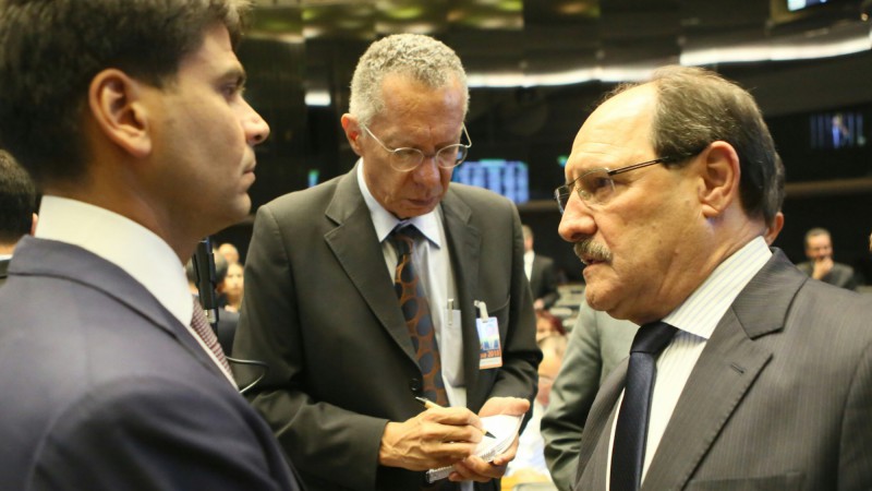 BRASÍLIA, DF, BRASIL 11.04.2017: O governador José Ivo Sartori está no Plenário da Câmara dos Deputados para acompanhar a votação do PLP 343/2017, que trata sobre o Regime de Recuperação Fiscal dos Estados. Sartori conversou com o relator do projeto,