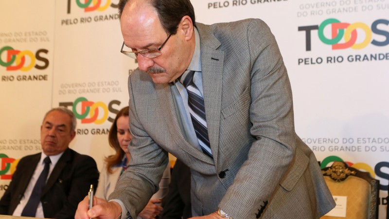 PORTO ALEGRE, RS, BRASIL 03.05.2017: O governador Jos&eacute; Ivo Sartori assinou nesta quarta-feira (3), durante cerim&ocirc;nia no Sal&atilde;o Negrinho do Pastoreio do Pal&aacute;cio Piratini, o decreto que regulamenta a Pol&iacute;tica de Dados Abertos no Estado, de acordo com a Lei