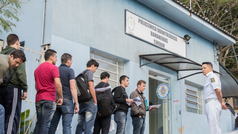 Futuros alunos-soldados da BM entregam exame de saúde em mais uma etapa para ingresso na Corporação