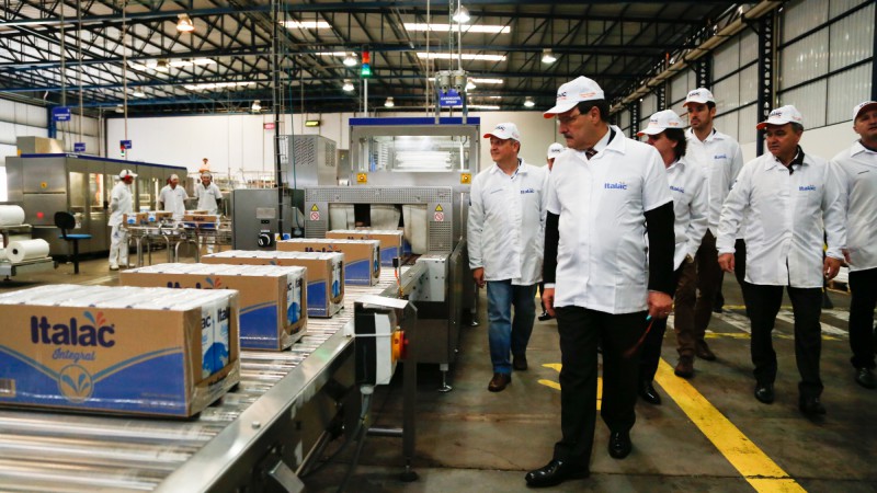PORTO ALEGRE, RS, BRASIL 29.05.2017: Durante a visita do governador José Ivo Sartori à fábrica da Italac de Passo Fundo, o presidente da empresa Cláudio Teixeira anunciou investimento de R$ 117 milhões nas quatro unidades do Rio Grande do Sul. Dani