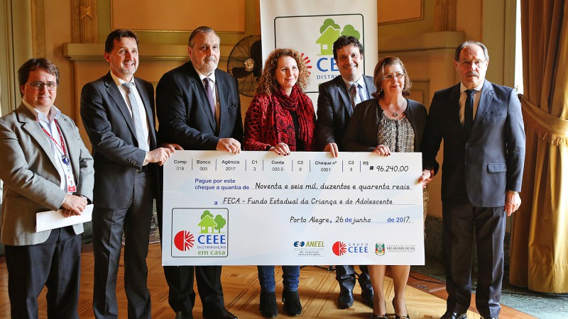 PORTO ALEGRE, RS, BRASIL 26.06.2017: A Companhia Estadual de Energia El&eacute;trica (CEEE) oficializou, nesta segunda-feira (26), durante evento realizado no sal&atilde;o Alberto Pasqualini do Pal&aacute;cio Piratini, o repasse de R$ 416,2 mil a tr&ecirc;s entidades assistenciais