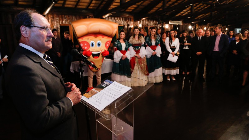 PORTO ALEGRE, RS, BRASIL 28.06.2017: O mais saboroso festival de pizza da serra ga&uacute;cha, o Festipizza  de Serafina Corr&ecirc;a foi lan&ccedil;ado oficialmente nesta quarta-feira (28), em evento no Galp&atilde;o Crioulo do Pal&aacute;cio Piratini. A festa est&aacute; em sua 6&ordf; edi&ccedil;&atilde;o,