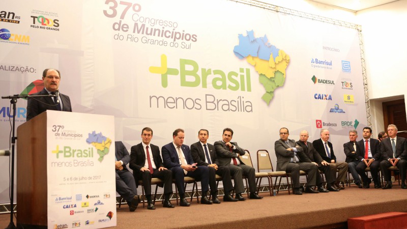 PORTO ALEGRE, RS, BRASIL 06.07.2017: O governador Jos&eacute; Ivo Sartori prestigiou a posse da nova diretoria da Federa&ccedil;&atilde;o das Associa&ccedil;&otilde;es de Munic&iacute;pios do Rio Grande do Sul (Famurs) para o bi&ecirc;nio 2017/2018, nesta quinta-feira (6), durante a programa&ccedil;&atilde;o do 37&ordm;
