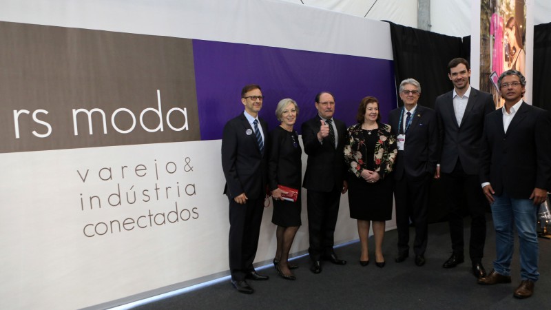 PORTO ALEGRE, RS, BRASIL 12.07.2017: O governador Jos&eacute; Ivo Sartori abriu, nesta quarta-feira (12) a 1&ordf; RS Moda Varejo e Ind&uacute;stria Conectados, evento paralelo &agrave; FBV, evento que &eacute; realizado no BarraShoppingSul, na capital ga&uacute;cha. A RS Moda re&uacute;ne entre 40 e