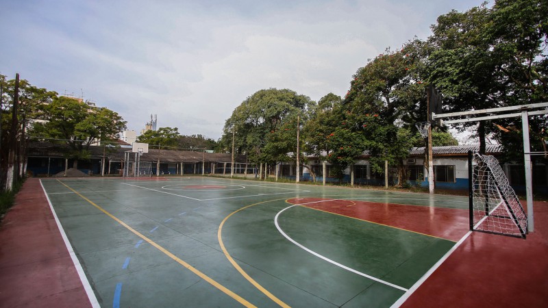 A escola recebeu duas quadras esportivas recapeadas ao custo de R$ 120 mil