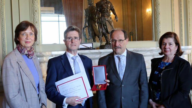 Cônsul-geral da Espanha, José Pablo Alzina de Aguilar, recebeu a medalha Negrinho do Pastoreio do governador José Ivo Sartori