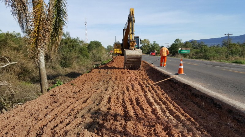 Frentes de serviço executam reconstrução do pavimento próximo à Base Aérea de Santa Maria