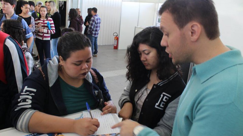 Feira das Profiss&otilde;es re&uacute;ne mais de 300 jovens na Restinga