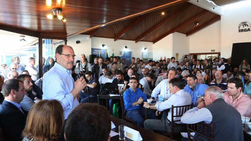 ESTEIO, RS, BRASIL 28.08.2017: O governador Jos&eacute; Ivo Sartori participou, nesta segunda-feira (28), do almo&ccedil;o de lan&ccedil;amento da 28&ordf; Abertura Oficial da Colheita do Arroz, na Casa do Irga, na Expointer. Estiveram presentes o secret&aacute;rio da Agricultura,