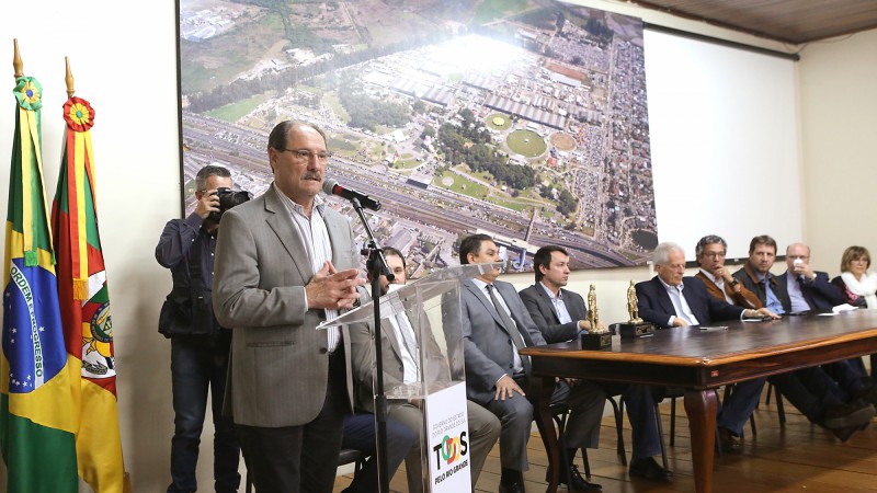 ESTEIO, RS, BRASIL 31.08.2017: O governador José Ivo Sartori e a secretária do Ambiente e Desenvolvimento Sustentável (Sema) e diretora presidente da Fepam, Ana Pellini, entregaram nesta quinta-feira (31), em ato na Expointer, a Licença de Operação para