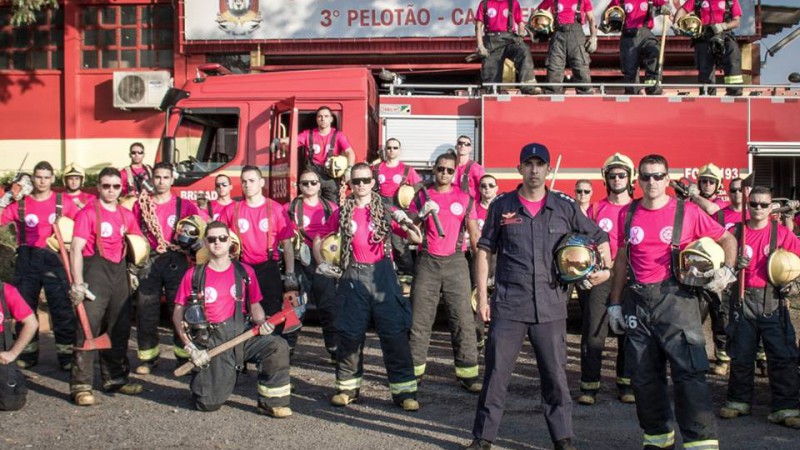 Bombeiros ajudam na camapnha contra o c&acirc;ncer de mam&atilde;e