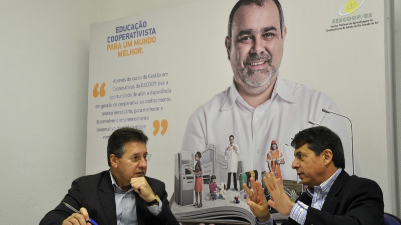 O secretário Minetto e o chefe-geral da Embrapa Trigo aproveitaram encontro para discutir parcerias