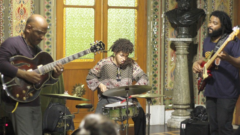 Gil Jazz Trio faz show 'Simplesmente Jazz' na Biblioteca Pública