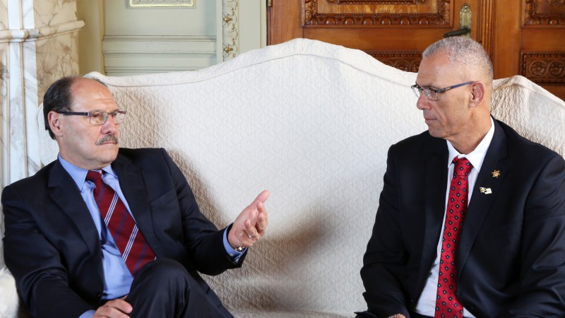 PORTO ALEGRE, RS, BRASIL 28.11.2017: O governador José Ivo Sartori recebeu o embaixador de Israel no Brasil, Yossi Shelley e o secretário adjunto do Desenvolvimento Econômico, Ciência e Tecnologia, Evandro Fontana. Estiveram presentes o presidente da