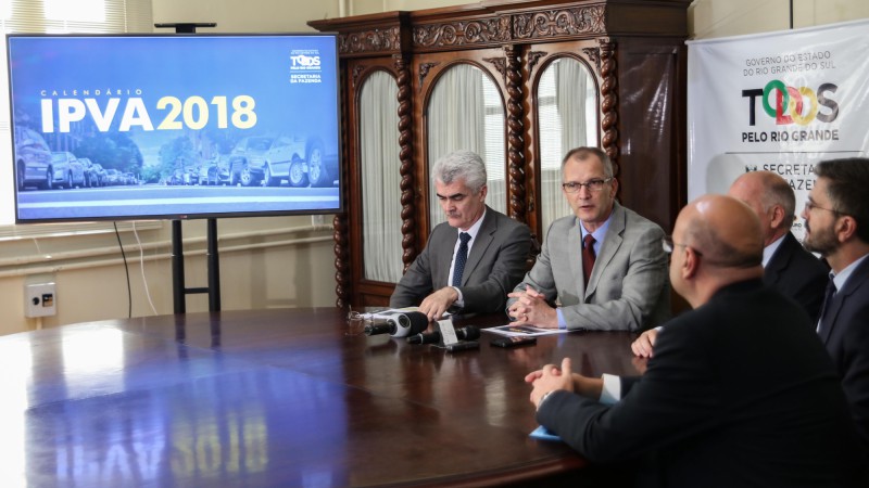 PORTO ALEGRE, RS, BRASIL 12.12.2017: O secret&aacute;rio adjunto da Fazenda, Luiz Ant&ocirc;nio Bins, e o subsecret&aacute;rio da Receita Estadual, M&aacute;rio Luis Wunderlich dos Santos, concederam entrevista coletiva para divulgar o calend&aacute;rio de pagamento do IPVA 2018, bem