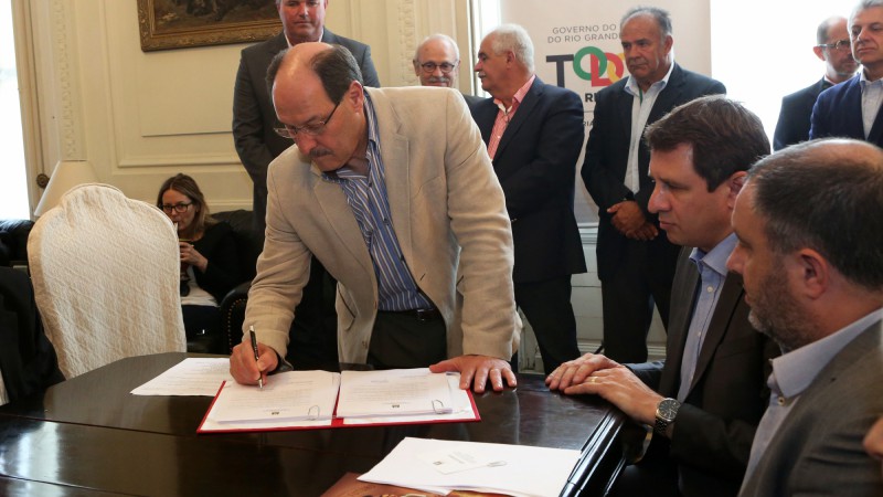 PORTO ALEGRE, RS, BRASIL 21.12.2017: O governador José Ivo Sartori assinou, nesta quinta-feira (21), o decreto que regulamenta a lei 15.027, de 21 de agosto de 2017, que trata da modernização da inspeção sanitária e industrial de produtos de origem