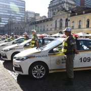 O ato simbólico de entrega dos veículos foi realizado no Largo Glênio Peres, no Centro Histórico da capital