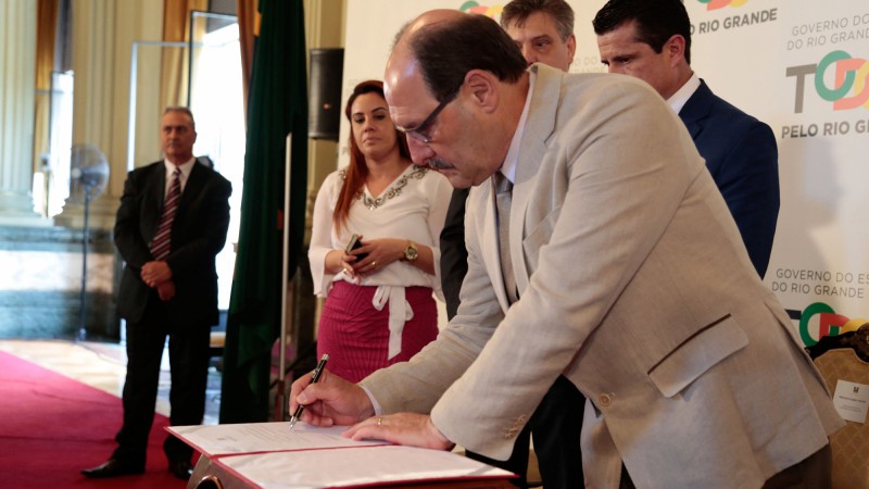 PORTO ALEGRE, RS, BRASIL 03.01.2018: O governador José Ivo Sartori participou, na manhã desta quarta-feira (3), no Palácio Piratini, do Ato de Sanção da Lei que Institui o Dia da Igreja Assembleia de Deus no Rio Grande do Sul, e que será comemorado