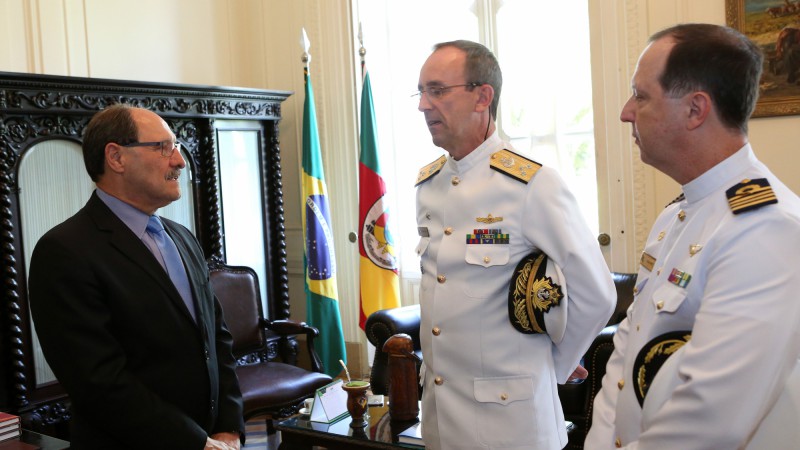 PORTO ALEGRE, RS, BRASIL 09.01.2018: Governador José Ivo Sartori recebeu, na tarde desta terça-feira (9), em seu Gabinete na Ala Residencial do Palácio Piratini, a visita protocolar do Comandante do 5° Distrito Naval, Vice-Almirante José Renato de