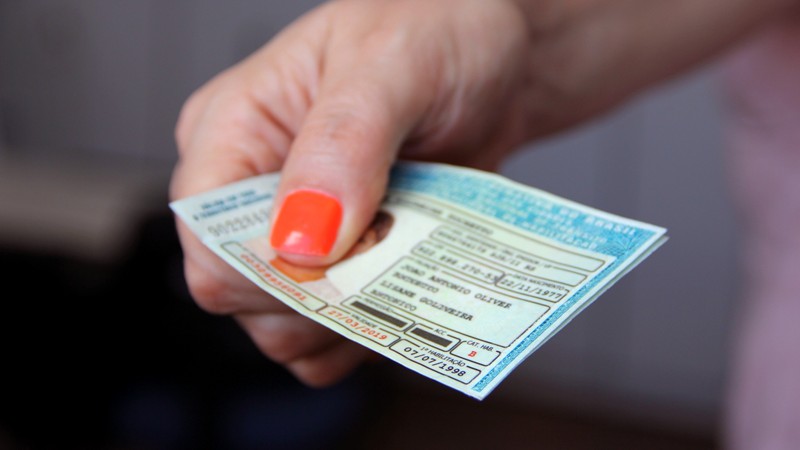 Para recuperar o direito de dirigir, os motoristas cassados devem ficar dois anos sem habilitação, fazer o curso e a prova de reciclagem, exame médico e psicológico, além da prova prática