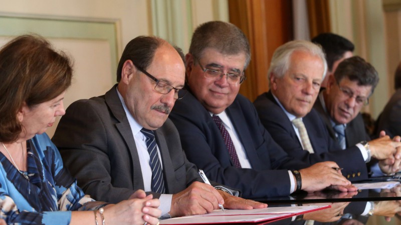 PORTO ALEGRE, RS, BRASIL 11.01.2018: O governador José Ivo Sartori, na presença do ministro da Secretaria de Governo da Presidência da República, Carlos Marun, assinou, durante solenidade realizada nesta quinta-feira (11), no salão Alberto Pasqualini do