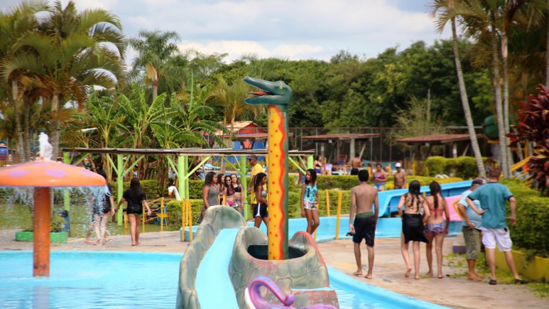 Uma turma de 69 jovens do CJ Restinga (Porto Alegre) caiu na água para se refrescar do calor de mais de 30 graus