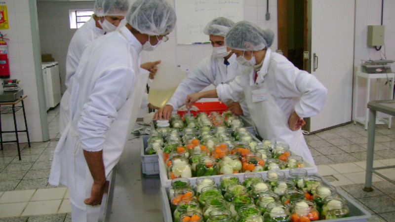 Os cursos abrangem desde o processamento de alimentos at&eacute; a gest&atilde;o do neg&oacute;cio familiar, passando pela exig&ecirc;ncia das BPFs