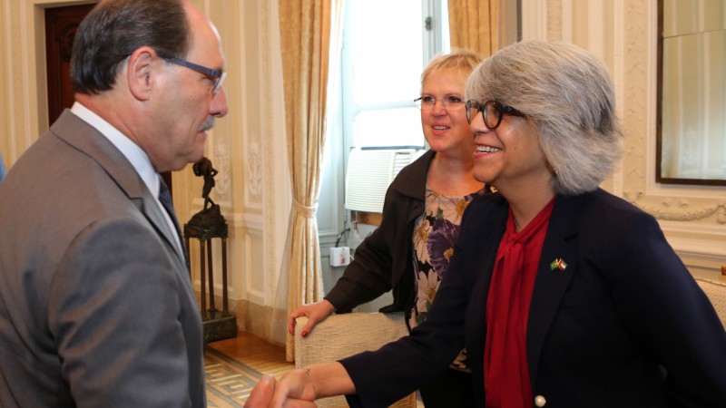 PORTO ALEGRE, RS, BRASIL 22.01.2018: Governador José Ivo Sartori recebeu nesta segunda-feira (22), no Palácio Piratini, a visita oficial da Embaixadora dos Emirados Árabes Unidos, Sra. Hafsa Abdulla Mohammed Sharif Al Ulama, e o CEO da Dubai Exports, Sr.