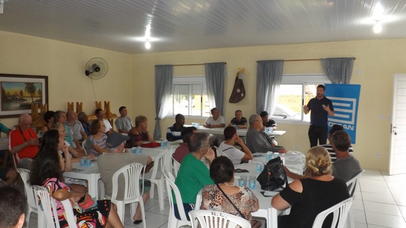 A reunião teve a participação de moradores e veranistas, que esclareceram dúvidas sobre a limpeza das fossas, cujo procedimento é regulamentado em lei