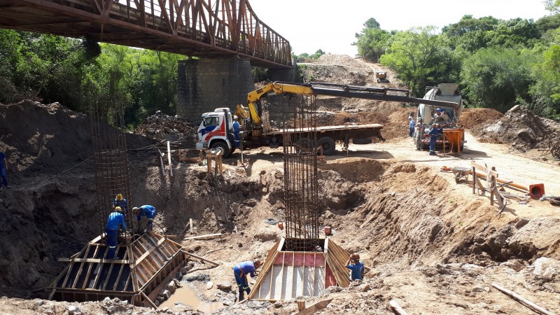 A obra vai aumentar a capacidade de tráfego no acesso ao município. ?Até agora, foram realizadas as escavações para a instalação das fundações dos pilares
