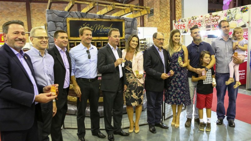 A cerim&ocirc;nia foi marcada pela inaugura&ccedil;&atilde;o da Fonte do Vinho, que recebeu o nome de El Vin F&agrave; Mir&aacute;coli