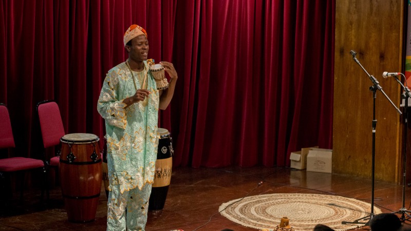 Percussionista e dan&ccedil;arino nigeriano &Igrave;d&ograve;w&uacute; Ak&iacute;nr&uacute;l&iacute; vai introduzir os participantes na cultura Yor&ugrave;b&aacute;