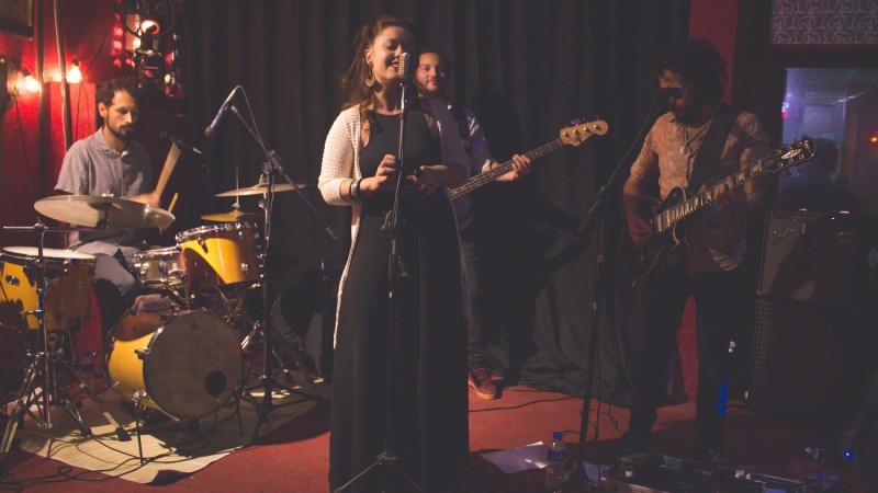Elisa Meneghetti transita entre a psicodelia tropicalista, o funk americano, o reggae e o rock