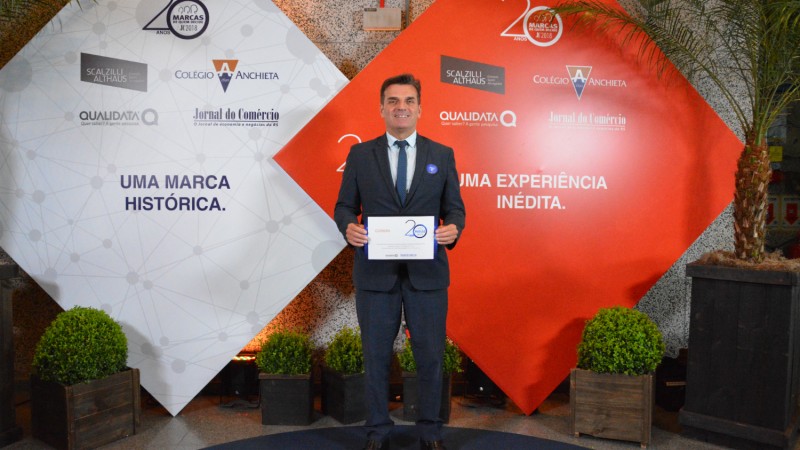 Diretor Eduardo Carvalho recebe certificado do Marcas de quem Decide pela Corsan