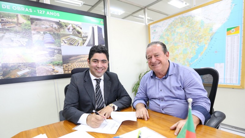 Contrato foi assinado pelo secretário de Obras, Fabiano Pereira, e o prefeito em exercício Sergio Cechin