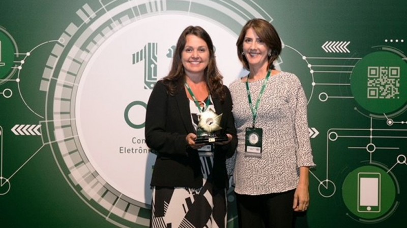 As representantes da Banrisul Cart&otilde;es, Elizabete Tavares (&agrave; esquerda) e Neiva Streck, receberam a premia&ccedil;&atilde;o