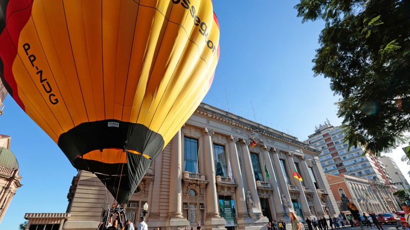 Bal&otilde;es coloriram a Pra&ccedil;a Marechal Deodoro ao lan&ccedil;ar 30&ordm; Festival Internacional de Balonismo de Torres