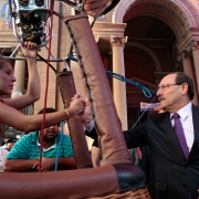 PORTO ALEGRE, RS, BRASIL 21.03.2018: Governador José Ivo Sartori durante o lançamento da 30º Festival Internacional de Balonismo de Torres. Na foto, cumprimenta a primeira piloto de Balão do RS, Laís Pinho. Foto: Dani Barcellos/Palácio Piratini