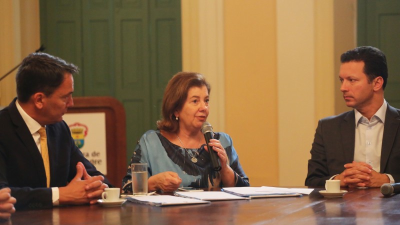 Prefeito Nelson Marchezan Júnior entregou autorizações à secretária Maria Helena Sartori, em audiência no Paço Municipal