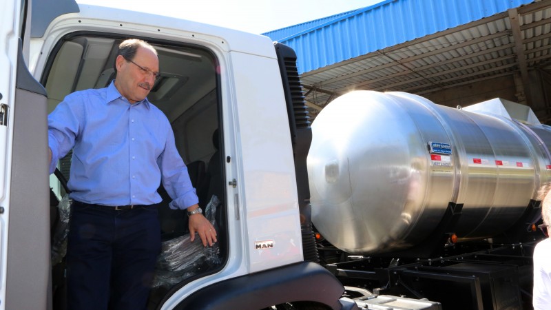 Governador vistoriou os 13 novos caminhões que ampliam a distribuição da companhia