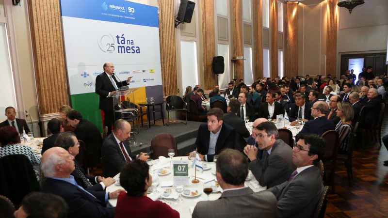 PORTO ALEGRE, RS, BRASIL 26.03.2018: Governador José Ivo Sartori prestigiou, nesta segunda-feira (26), a palestra do projeto ‘Tá na Mesa’, da Federasul, que teve como convidado, o ministro da Fazenda, Henrique Meirelles. Foto: Luiz Chaves/Palácio Piratini