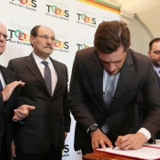 PORTO ALEGRE, RS, BRASIL 09.04.2018: Assinatura do contrato de permuta de área construída do Estado para a construção da Penitenciária Masculina de Bento Gonçalves. Foto: Luiz Chaves/Palácio Piratini