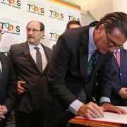 PORTO ALEGRE, RS, BRASIL 09.04.2018: Assinatura do contrato de permuta de área construída do Estado para a construção da Penitenciária Masculina de Bento Gonçalves. Foto: Luiz Chaves/Palácio Piratini