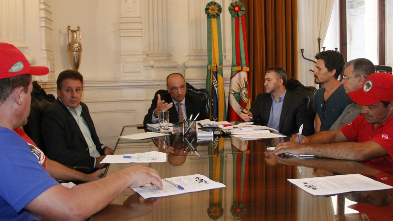 Equipe do governo liderada pelo secretário Cleber Benvegnú recebeu membros do MST e deputados