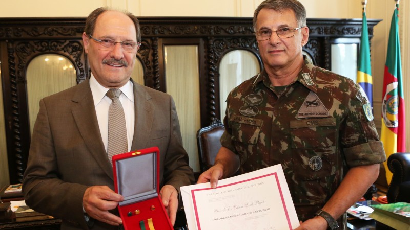 PORTO ALEGRE, RS, BRASIL 23.04.2018: O general de exército Edson Leal Pujol, chefe do Comando Militar do Sul (CMS), foi homenageado pelo governador José Ivo Sartori com a outorga da medalha Negrinho do Pastoreio. A entrega foi feita nesta segunda-feira (2