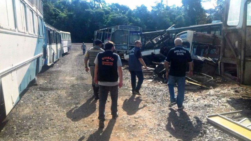 Foram recolhidas cerca de 40 carcaças de ônibus, além de diversas peças de motor pesado